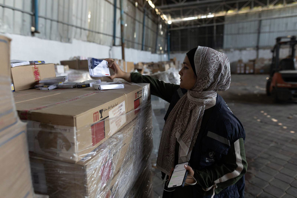 Una trabajadora de la ONU revisa los suministros médicos en una almacén de Gaza.